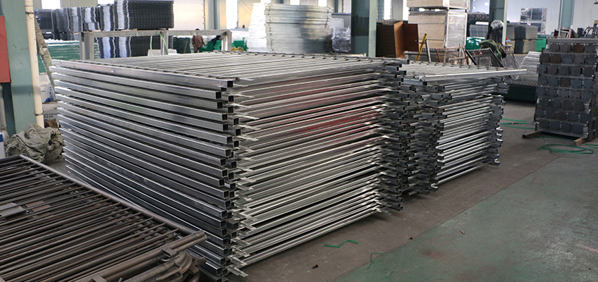 護(hù)欄庫(kù)存車間